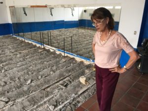 Eliana Cavalcanti observa desolada o piso de uma das salas de aula ser desmontado - Divulgação