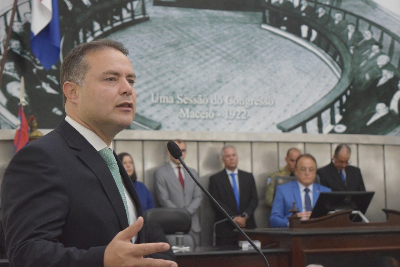 Renan Filho vai à Assembleia e apela a deputados que votem rateio do Fundeb