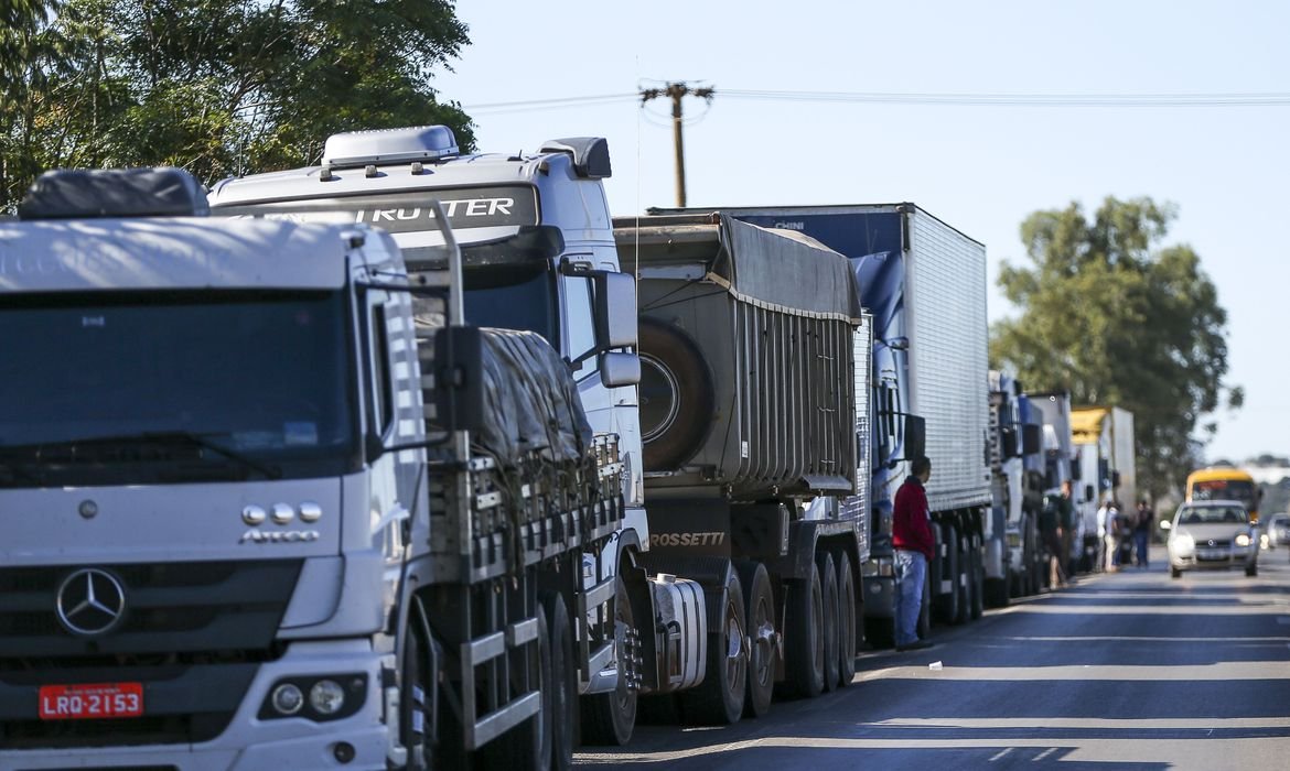 Caminhoneiros anunciam greve para esta quarta e governo teme consequências 