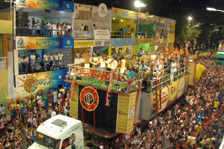 Cuidado com exposição a som alto e beijos na boca indiscriminadamente