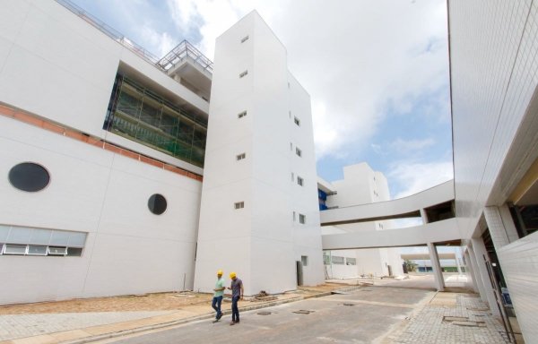 Pandemia de Covid-19 leva Estado a antecipar para 15 de maio entrega do Hospital Metropolitano
