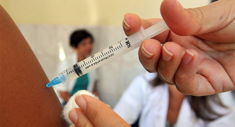 Idosos e trabalhadores da saúde começam a ser vacinados hoje contra Influenza