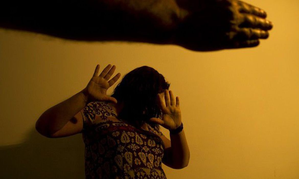 No Brasil, a cada dois minutos uma mulher é vítima de violência doméstica; Alagoas lidera feminicídios