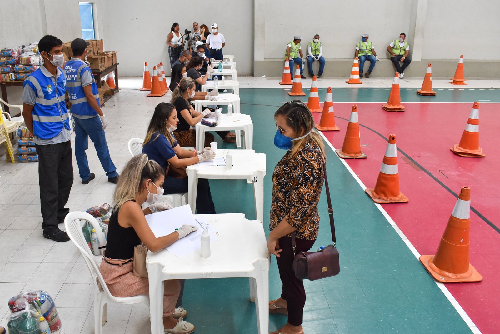 Ambulantes começam a receber cestas básicas