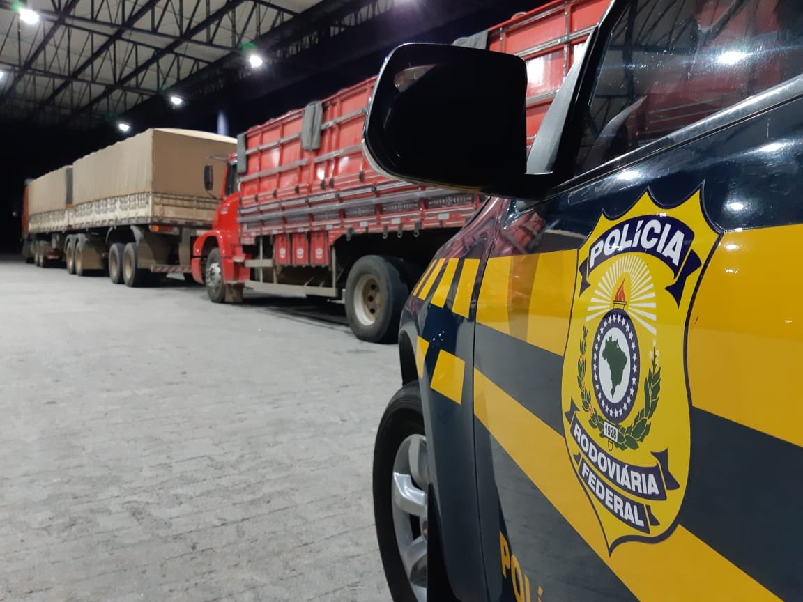 Caminhoneiros são flagrados transportando mais de 190 toneladas de milho sem nota