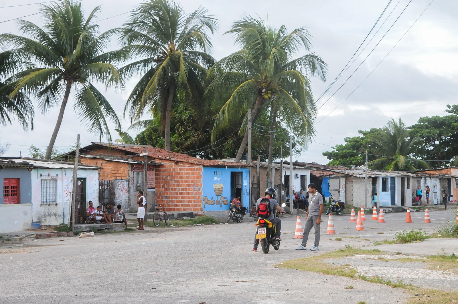 Movimento arrecada lonas para minimizar danos a barracos de famílias que sofrem com a chuva