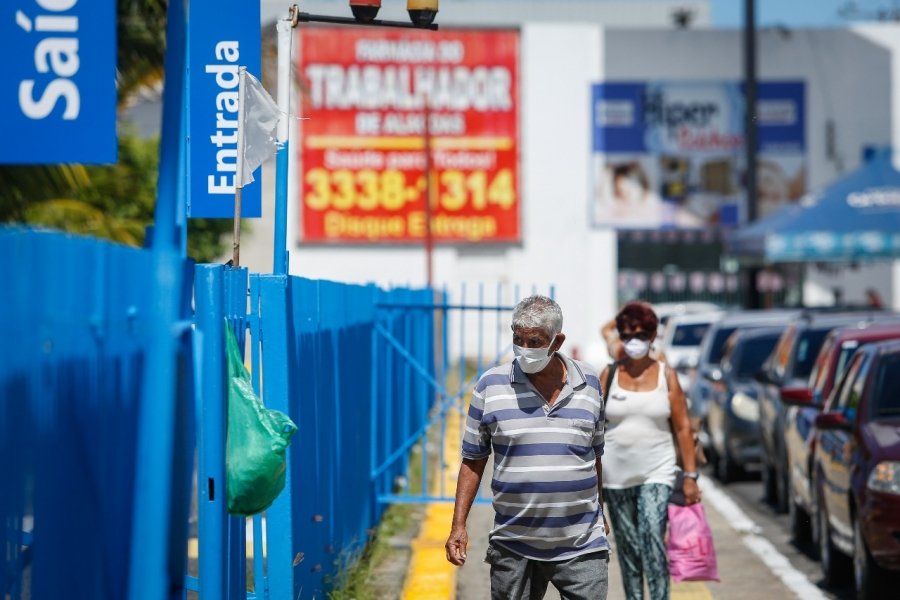 Novo decreto suspende acesso a praias, orlas e espaços públicos e torna obrigatório o uso de máscaras
