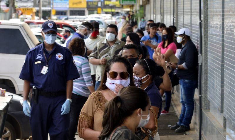 Apesar do isolamento, 87% dos brasileiros precisaram sair de casa na última semana, aponta pesquisa