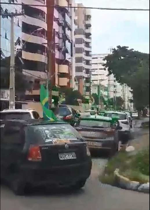 Em carreata, bolsonaristas protestam em frente ao prédio onde mora o governador Renan Filho