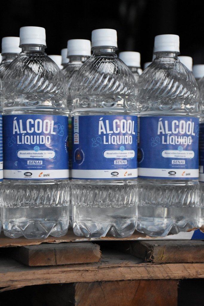 Governo e instituição de caridade recebem 600 litros de álcool do Senai