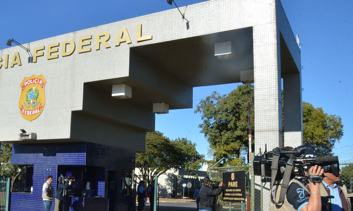 Em ação contra fake news, Polícia Federal cumpre mandados em cinco estados e no DF