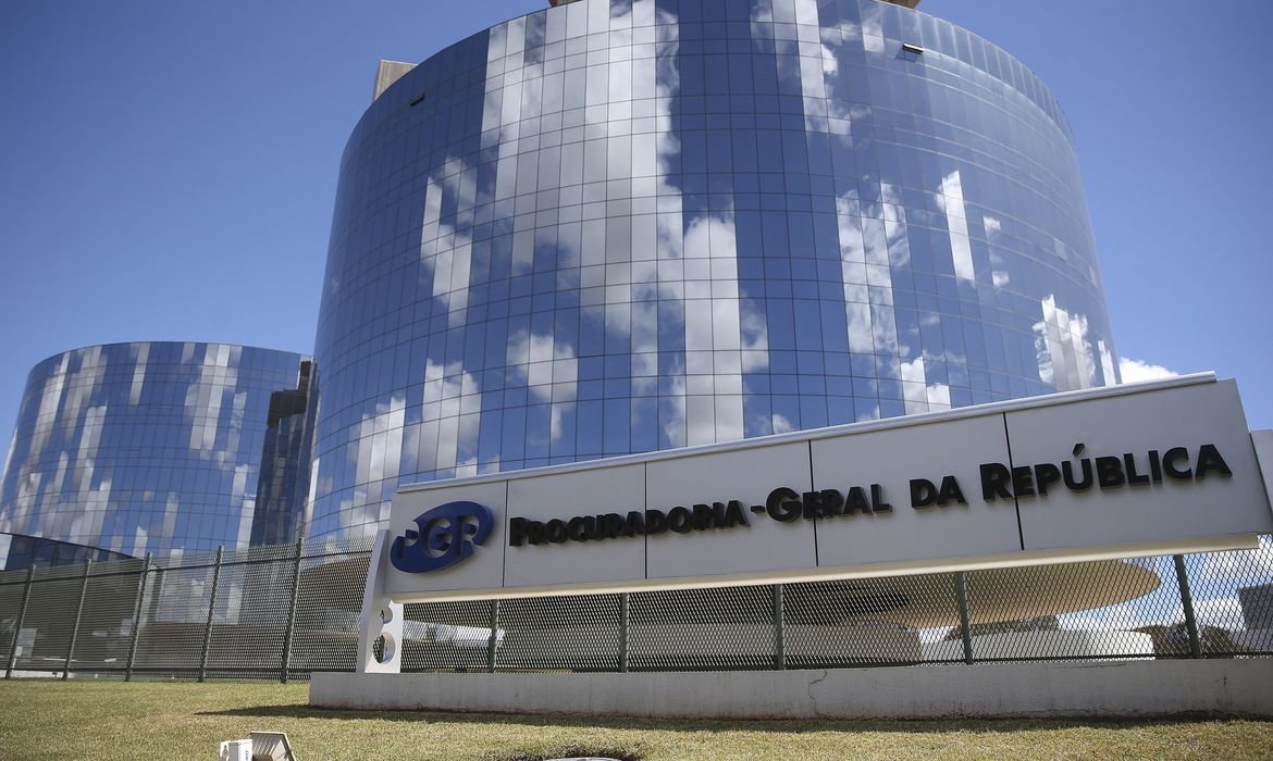 PGR abre investigação sobre ataque com fogos ao STF