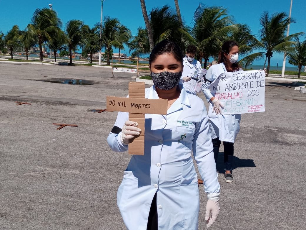 Em protesto, médicos denunciam mortes evitáveis, pedem valorização do SUS e condenam agressão estimulada por Bolsonaro