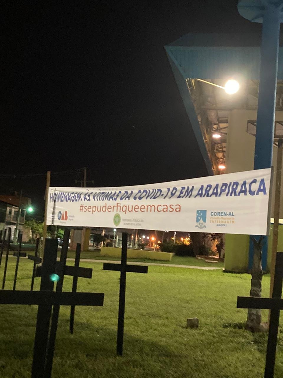 Cruzes lembram as vítimas da Covid-19 em Arapiraca