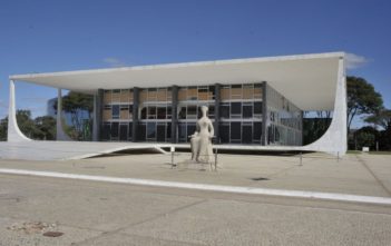 STF: após 2019, funcionário de estatal aposentado deve deixar emprego A decisão foi tomada ontem pela Corte