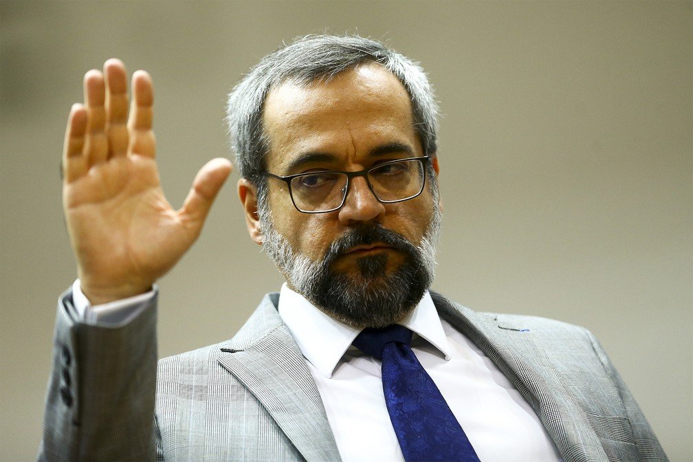 Tchau, querido! Cai o polêmico ministro da Educação
