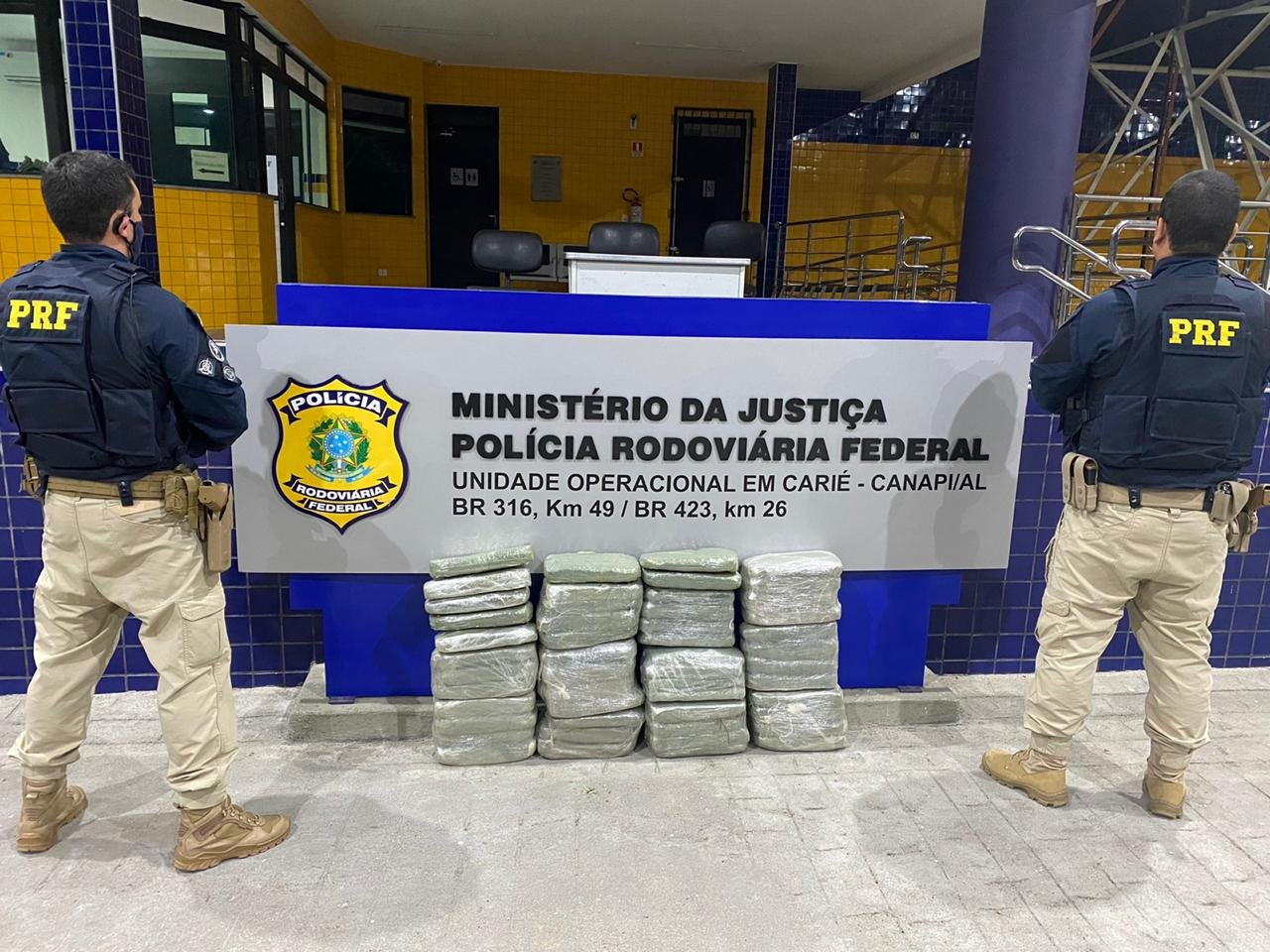 Dupla é presa em Canapi com cerca de 50 quilos de maconha