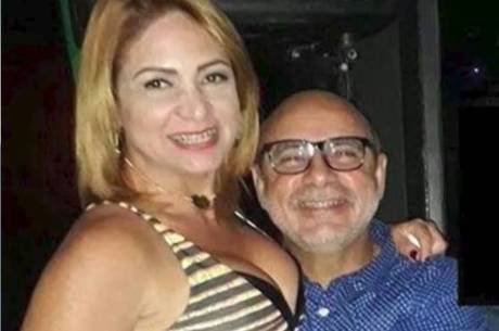 Mulher de Fabrício Queiroz coloca tornozeleira eletrônica