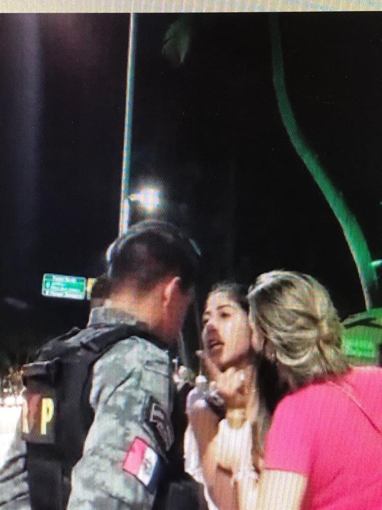 Jovem chama policial de “fdp” e é presa na orla de Maceió, por desacato