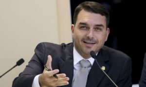 Flávio pressionou banqueiro por repasses para filme sobre Bolsonaro, revela reportagem