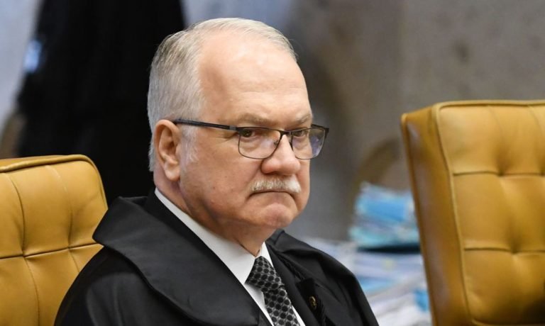 Fachin tira caso Moraes das mãos de Mendonça e assume relatoria no STF