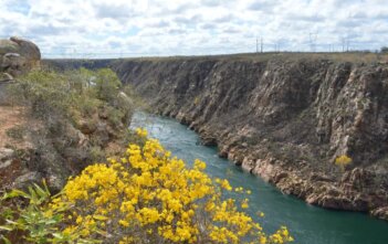 O CANYON DO RIO SÃO FRANCISCO E A ESTUPIDEZ HUMANA