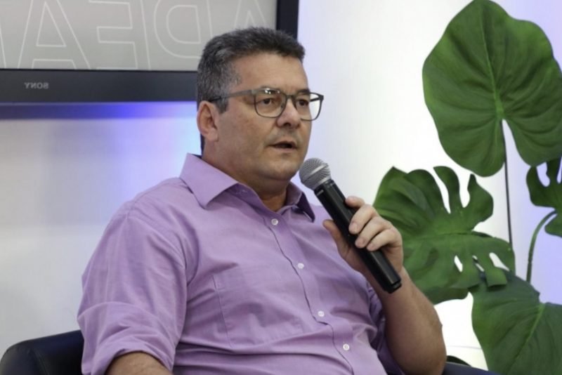 Quem sabe faz a hora, não espera acontecer (Pra não dizer que falei das flores)
