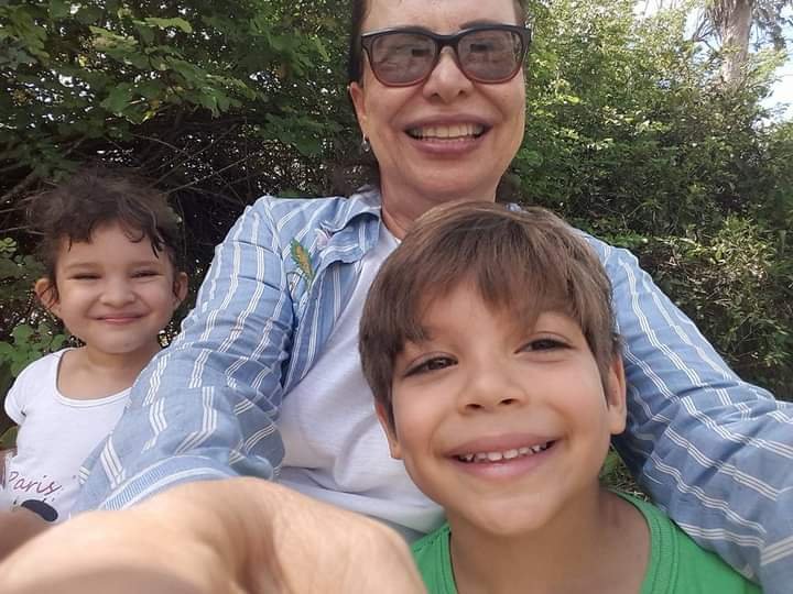 Jane Assumpção lança “Histórias de Avós e Netos”