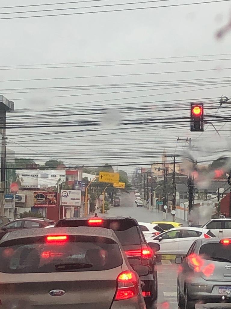 Maceió vive caos com ruas alagadas e trânsito lento. Inmet faz alerta de grande risco