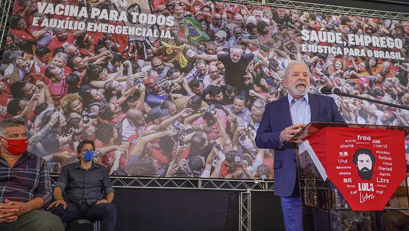 Lula larga na frente