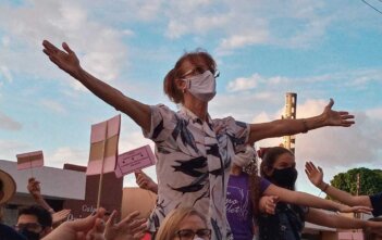 Braskem é alvo de novo protesto por retardar indenização de moradores do Pinheiro Um dos milhares de exemplos é o da professora Eliana Cavalcanti, que foi às lágrimas durante o ato realizado na tarde do último sábado, 19