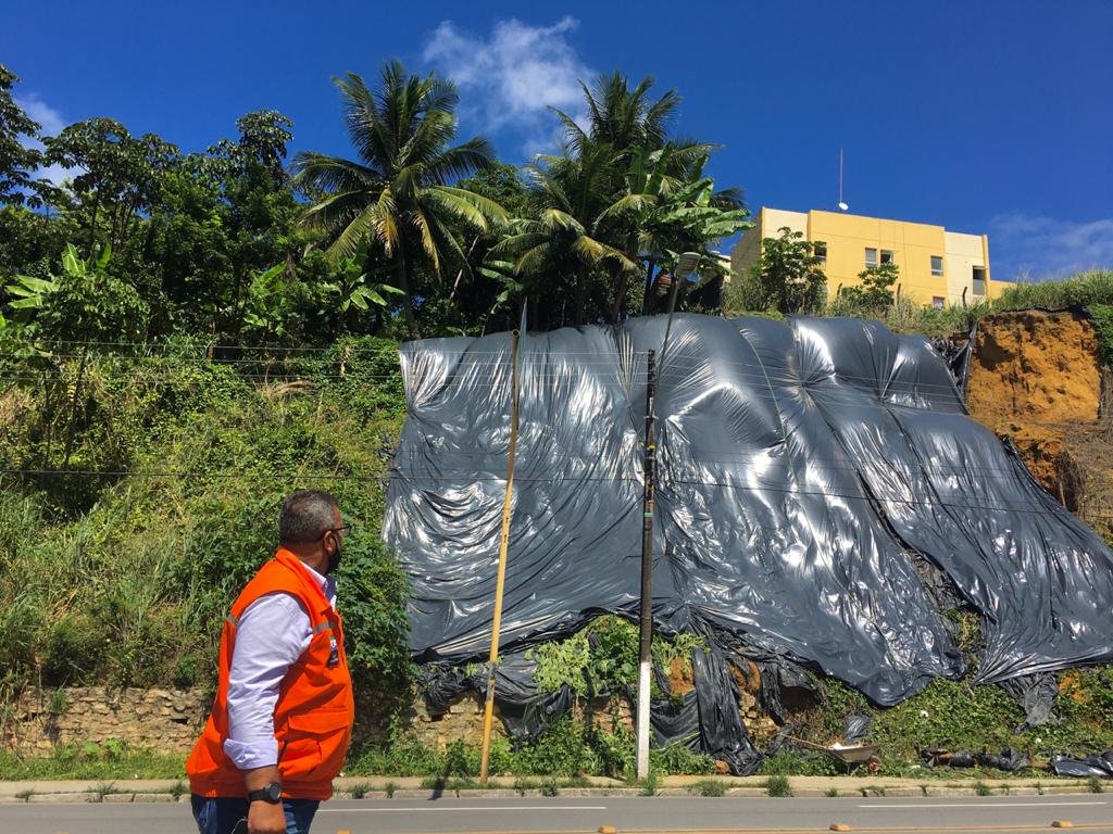 Prefeitura retoma aplicação de lonas de contenção em barreiras