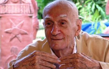 Uma reflexão sobre a ‘Música’, pelo mestre Ariano Suassuna Ordinariamente, chama-se clássica à Música que se opõe à popular. Como, porém, isso causaria confusão, está começando a ser adotado para ela o nome mais geral e amplo de Música erudita, subdividida em clássica, barroca, romântica etc.