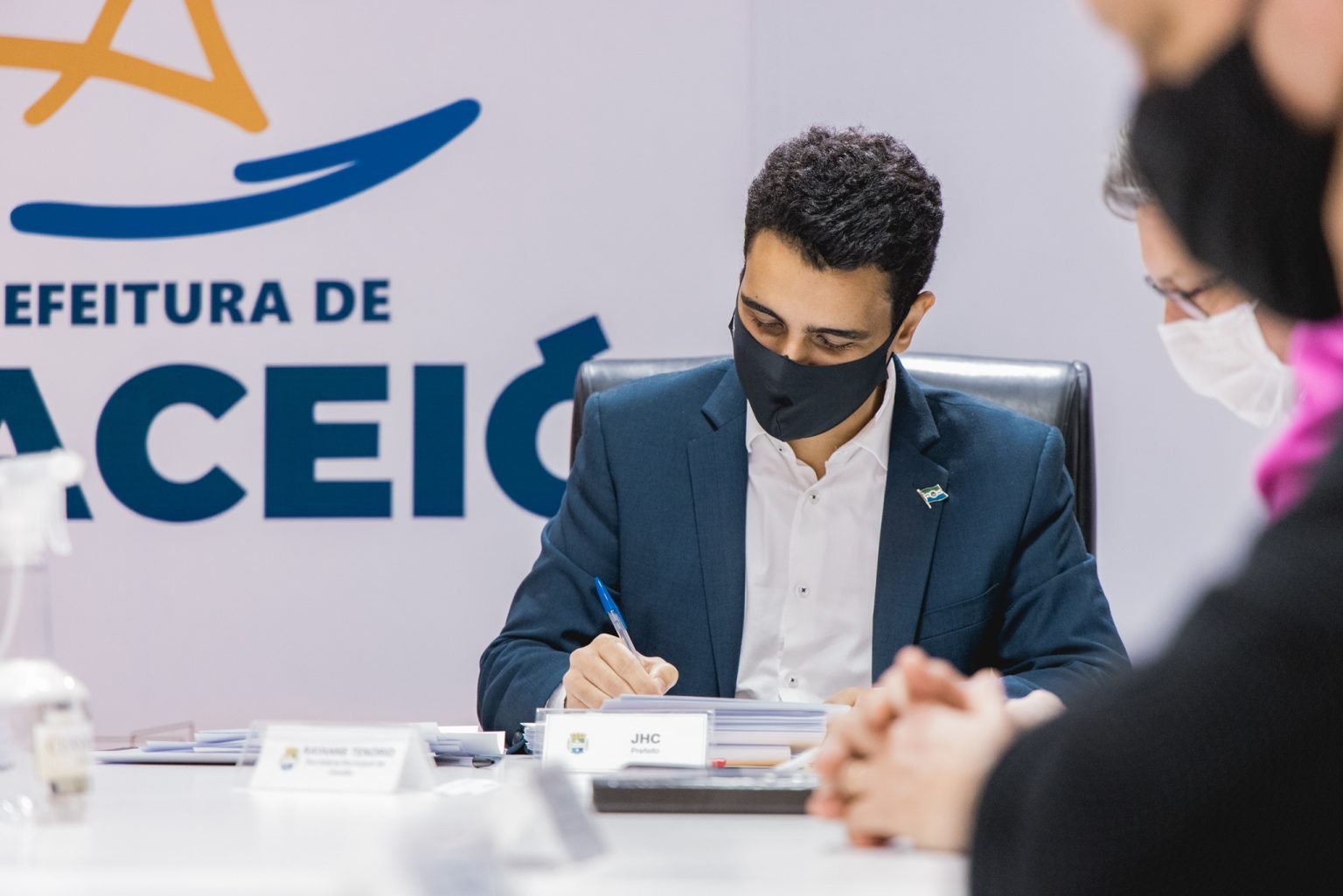 Prefeito JHC nomeia 77 novos professores para rede municipal de ensino