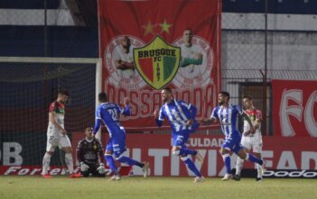 À espera de Ney Franco, CSA vence o Brusque fora de casa e se distancia do Z-4 Com a vitória, Azulão chega a 13ª colocação, com 11 pontos