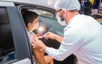 Maceioenses de 28 anos podem se vacinar contra Covid-19 a partir deste sábado (31) Público pode se dirigir a um dos oito pontos fixos da capital