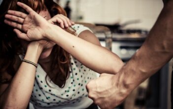 Feminicídio: relatórios estatísticos ainda são precários e preocupam a população alagoana Números apresentados são registrados apenas de 2018 até 2021