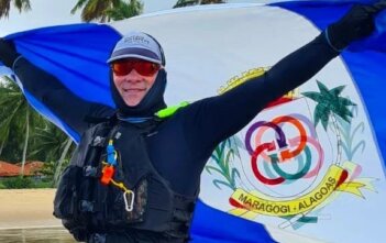 Navegador que percorre litoral brasileiro de caiaque fez parada em Maragogi Além de conhecer os atrativos turísticos da cidade, Adelson Carneiro deu uma palestra sobre o esporte na Escola Municipal Manoel Medeiros