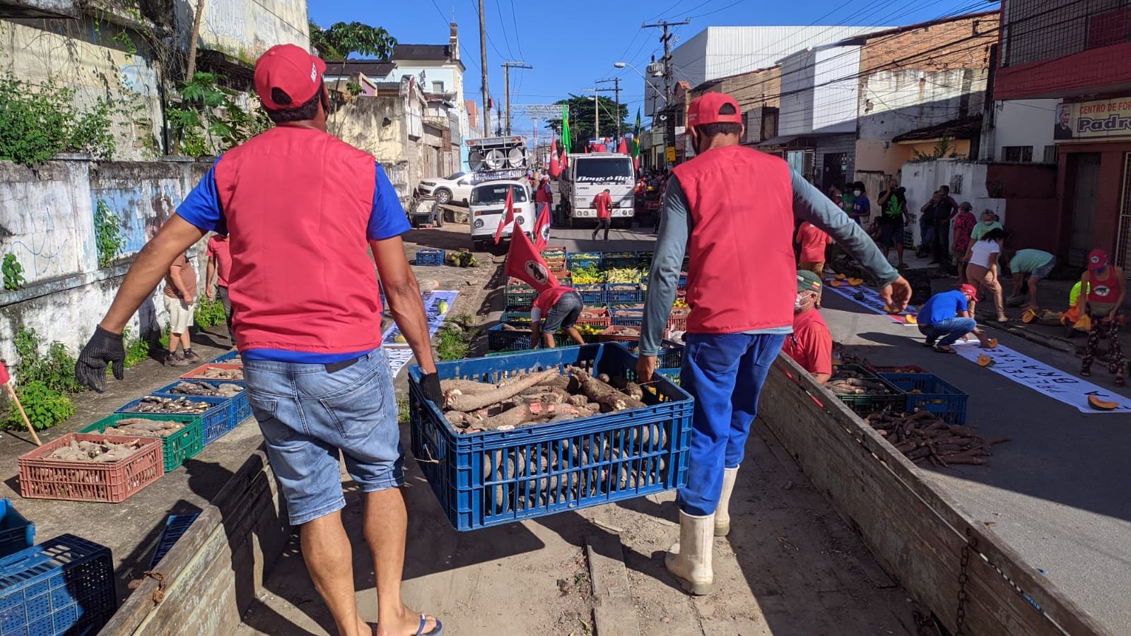 Jovens do MST doam 20 toneladas de alimentos para famílias atingidas pela mineração em Maceió (AL)