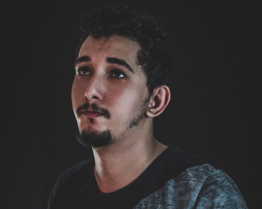 Multi-instrumentista arapiraquense lança 1º álbum falando sobre solidão e depressão