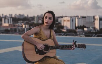 Conheça Laís Guimarães, um dos principais nomes da Nova MPB alagoana A jovem compositora diz que seu amor pela música surgiu espontaneamente, ao passo que compunha suas canções e aprendia novos instrumentos, se apaixonava.