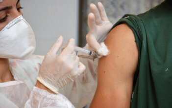Alagoas recebe lote com 112.600 doses da Coronavac neste sábado (18) Nova remessa chega ao estado a partir do meio-dia
