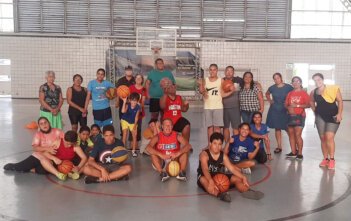 Time de basquete do Sesi promove a inclusão de jovens com autismo Iniciativa melhora coordenação motora e comportamento por meio da socialização