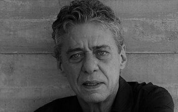 Chico Buarque faz sua estreia no conto com “Anos de Chumbo” Livro, que será lançado em 22 de outubro junto com uma nova edição do romance “Estorvo”, traz oito narrativas permeadas por sexo, perversidade e delírio