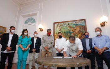 Governo garante patrocínio para CSA e CRB e já ventila volta do público a estádios Clubes alagoanos que disputam a Série B do Brasileirão terão patrocínio de, aproximadamente, R$ 4 milhões no total