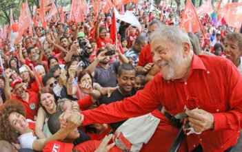 Por 56% a 31% Lula vence Bolsonaro no segundo turno, mostra Datafolha No Nordeste, o percentual de intenções de voto em Lula é ainda maior: 61% dos eleitores dizem que vão votar no ex-presidente