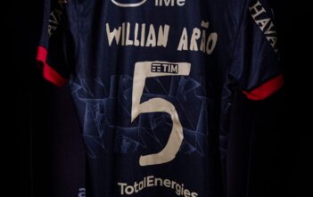 Jogadores do Flamengo usam camisas desenhadas por crianças do Lar São Domingos Edição especial foi desenhada em campanha alusiva ao Dia das Crianças
