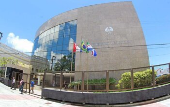 18ª Vara Cível determina prosseguimento do concurso da PMAL aproveitando etapas realizadas Juiz Manoel Cavalcante ressaltou que as investigações indicam precisamente os nomes dos candidatos supostamente envolvidos na fraude