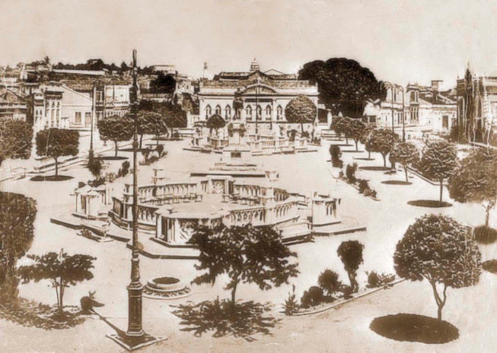 Praça-Deodoro-década-de-1920-com-a-Escola-D.-Pedro-II-ao-fundo