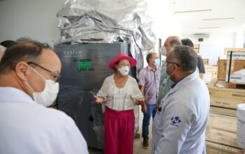 Novo acelerador linear do HU está em fase final de instalação Equipe técnica do hospital acompanhou a deputada Tereza Nelma numa visita para mostrar o trabalho que está sendo feito